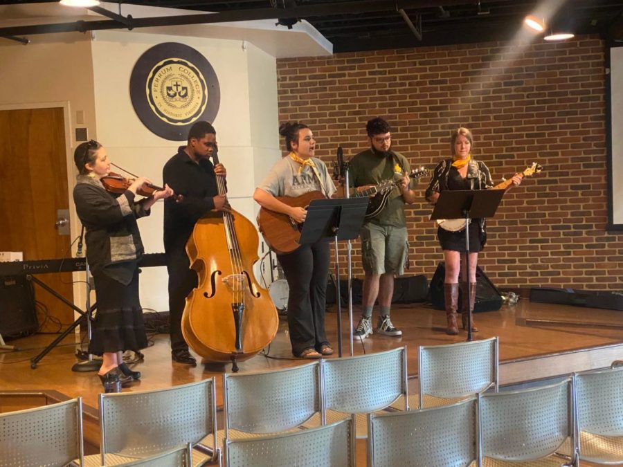 Orchestra Appalachia performs at their Bluegrass Gospel Pop-Up in the Panthers Den. From left to right: Emily Blankenship-Tucker, Instructor of Performing Arts and Director of Appalachian Music; Ryon Johnson, junior; Emily Walker, sophomore; Julio Salazar, senior; and Rachel Blankenship-Tucker. 