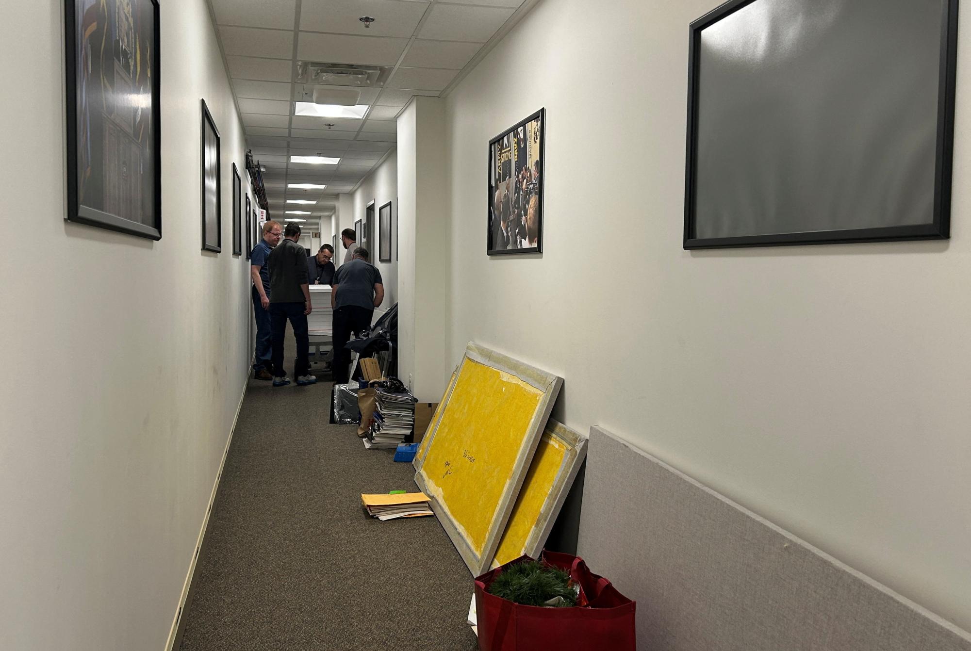 Members of a news media crew take down journalists’ workspaces after at least 30 news organizations declined to sign a new Pentagon access policy for journalists, at the Pentagon in Washington, D.C., U.S., October 15, 2025. REUTERS/Phil Stewart