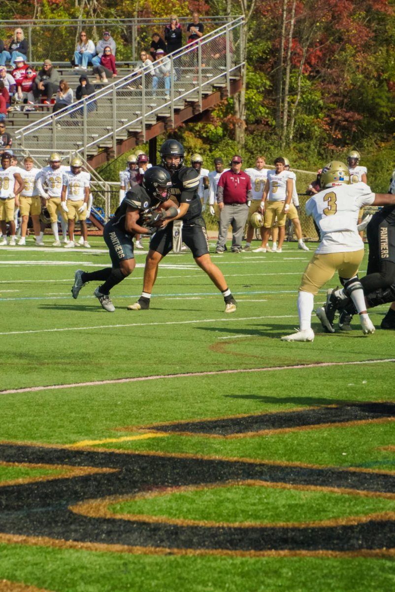 Sophomore Eli Foutz hands the ball off to Jahylen Lee, junior, for a touchdown against Erskine.