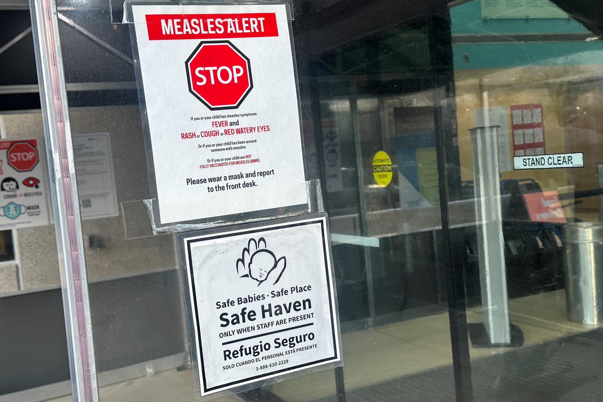 A measles alert sign hangs outside the entrance to the Cohen Children's Medical Center, where the state health department confirmed that a baby tested positive and that there is a possibility of exposure to others at the facility, in New Hyde Park, New York, U.S., March 14, 2025. REUTERS/Shannon Stapleton
